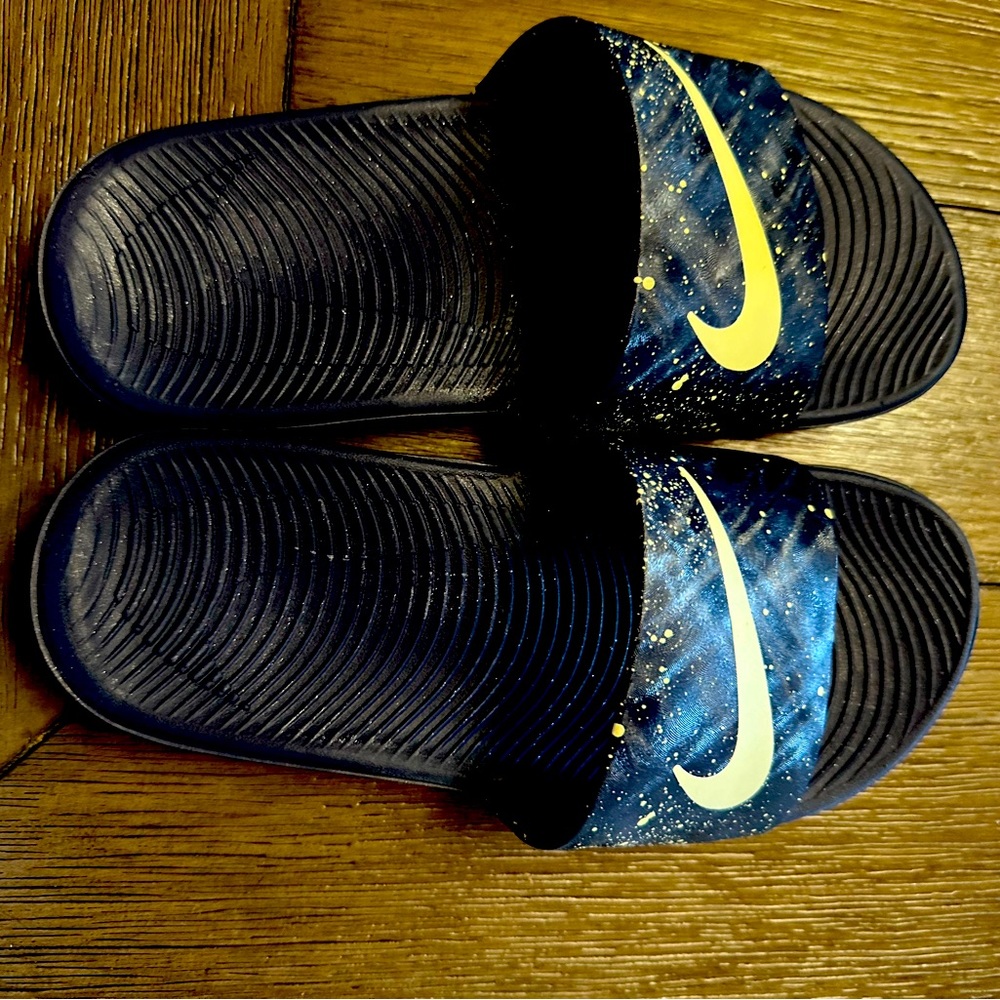 Nike size 2Y NWOT navy blue/white slides